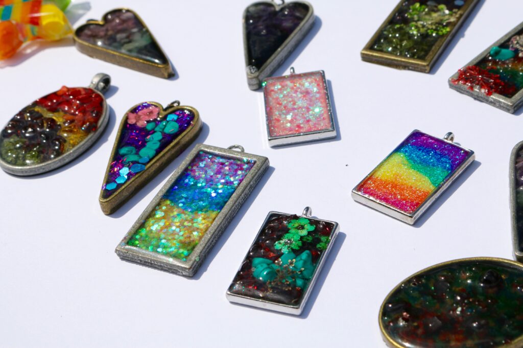 A Step-By-Step Guide to Resin Jewelry in the Classroom - The Art of Education University
